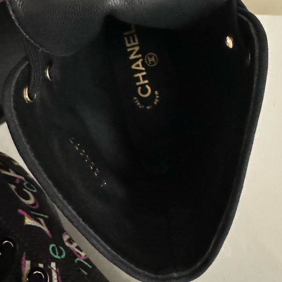 AUTH  19P $1950 CHANEL TWEED PRINTED LOGO LACE UP COMBAT BOOTS 39.5/8.5 - Picture 5 of 8